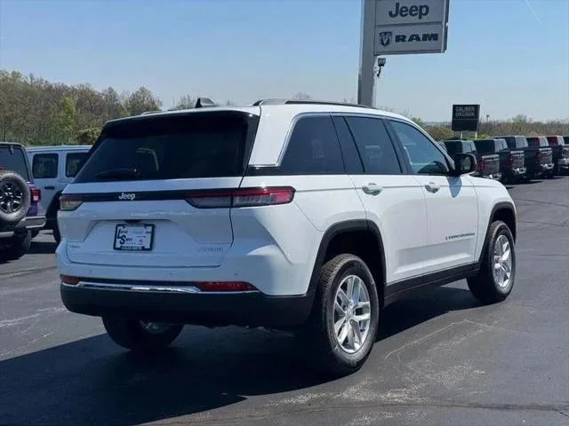New 2026 Bright White Clear-Coat Exterior Paint Jeep Laredo X image 3