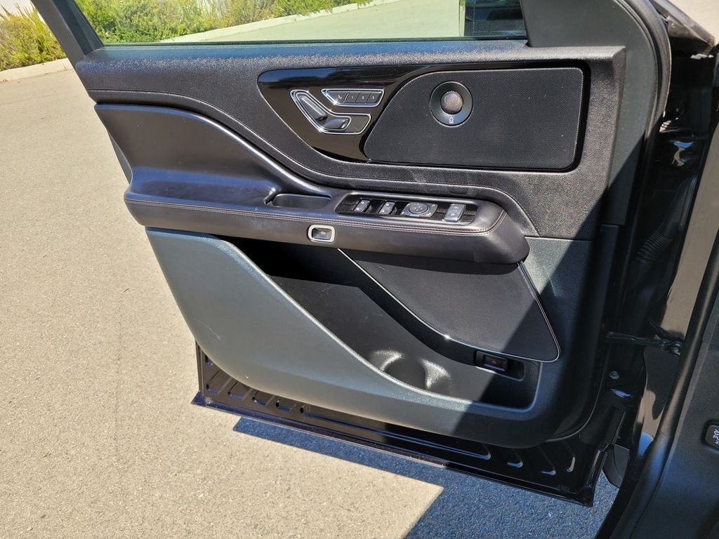 Used 2023 Black Lincoln Reserve image 27
