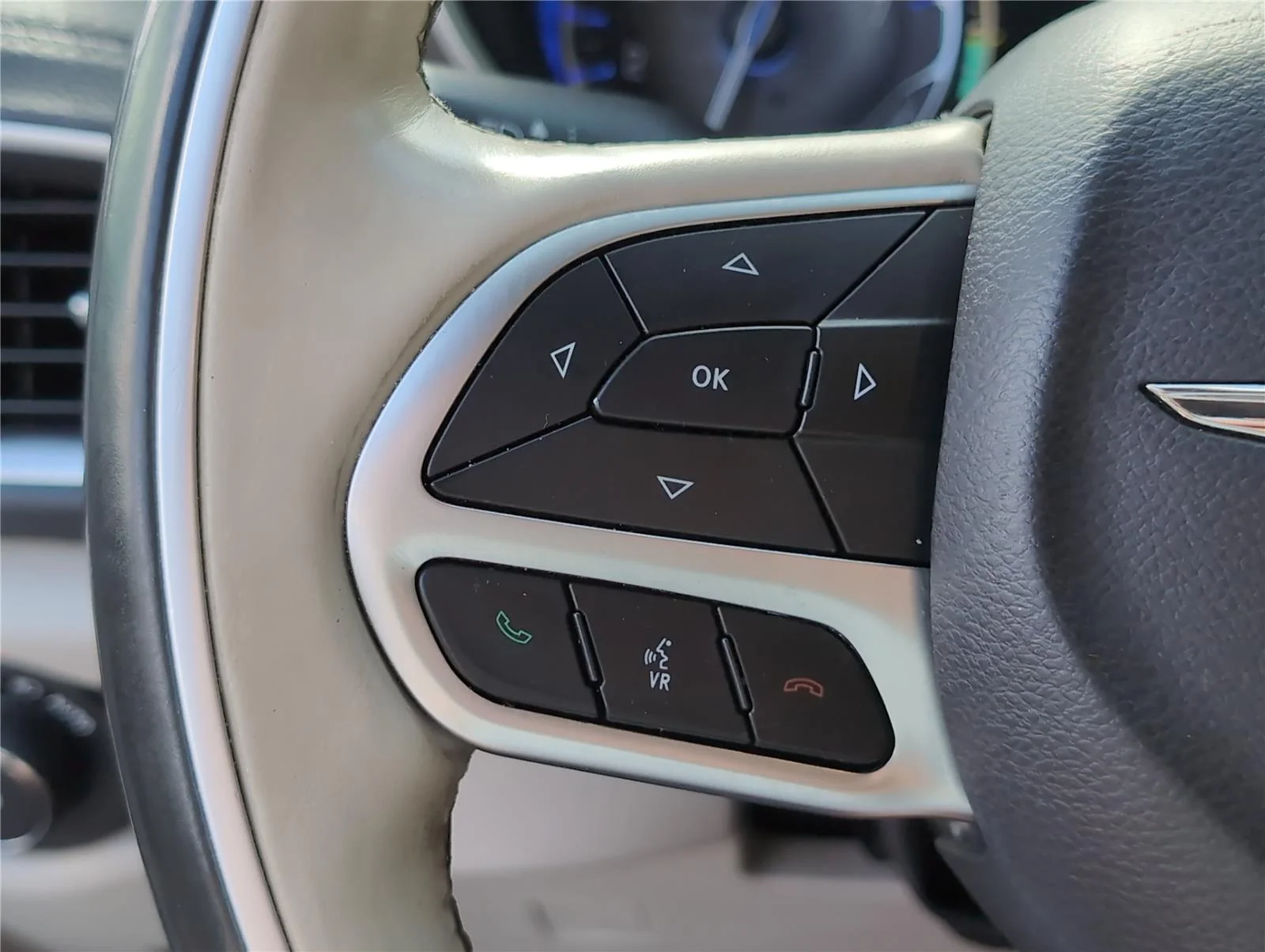 Used 2018 Bright White Clearcoat Chrysler Limited image 30