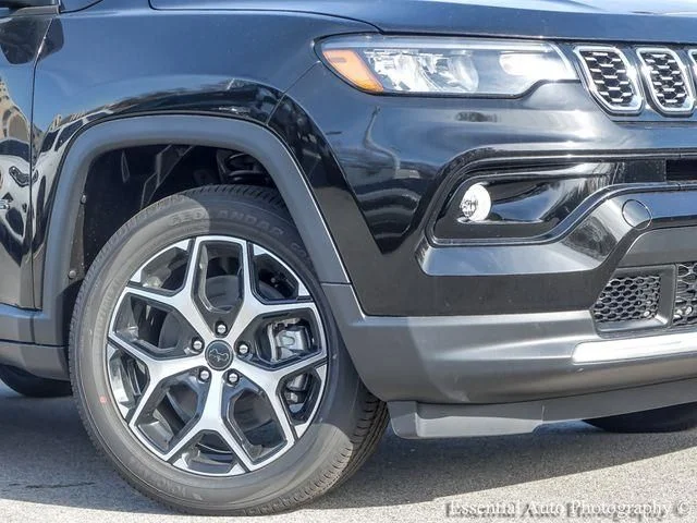 New 2026 Diamond Black Crystal Pearl-Coat Exterior Paint Jeep Limited image 3