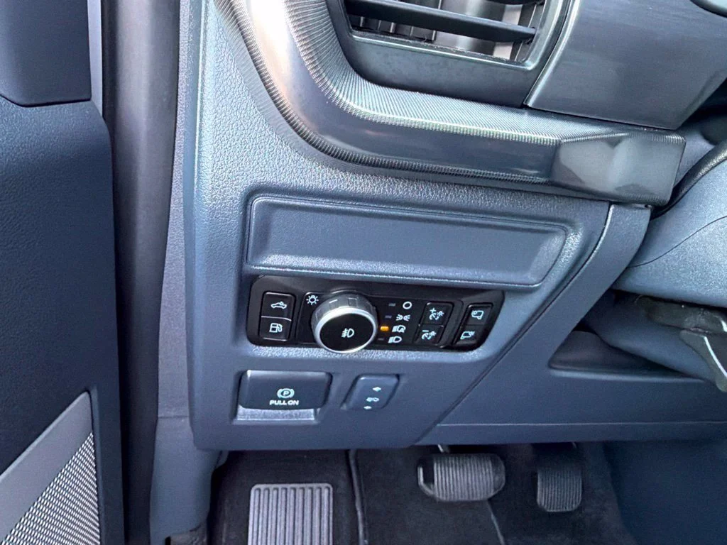 Used 2025 Space White Metallic Ford Lariat image 27