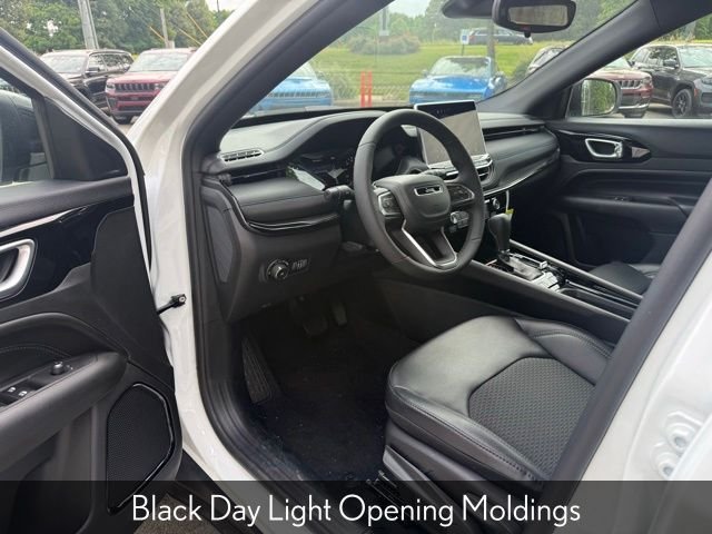 New 2026 Bright White Clear-Coat Exterior Paint Jeep Latitude image 13