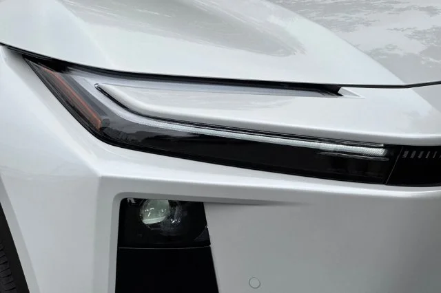 New 2026 Wind Chill Pearl with Midnight Black Metallic roof <sup>1</sup> Toyota  XSE image 32