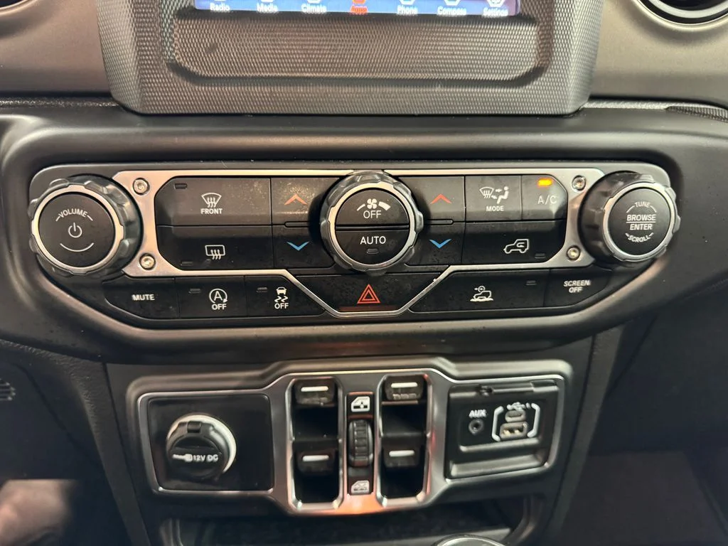 Used 2022 White Jeep Sport image 21