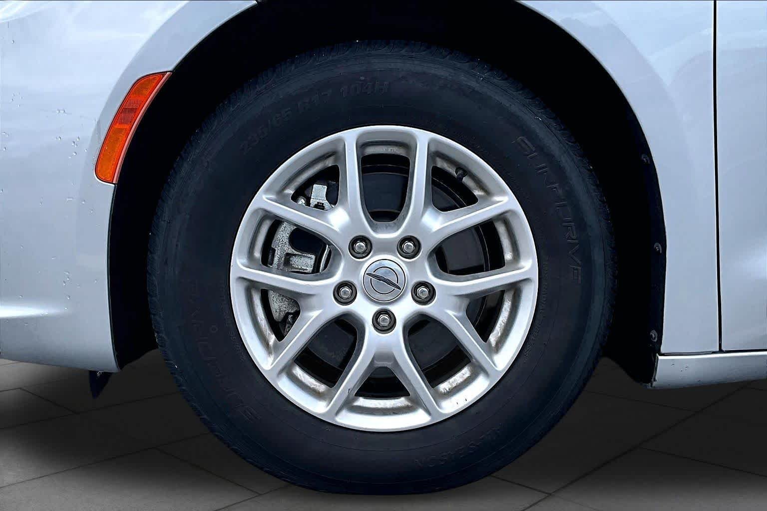 Used 2023 Silver Mist Clearcoat Chrysler Touring L image 11