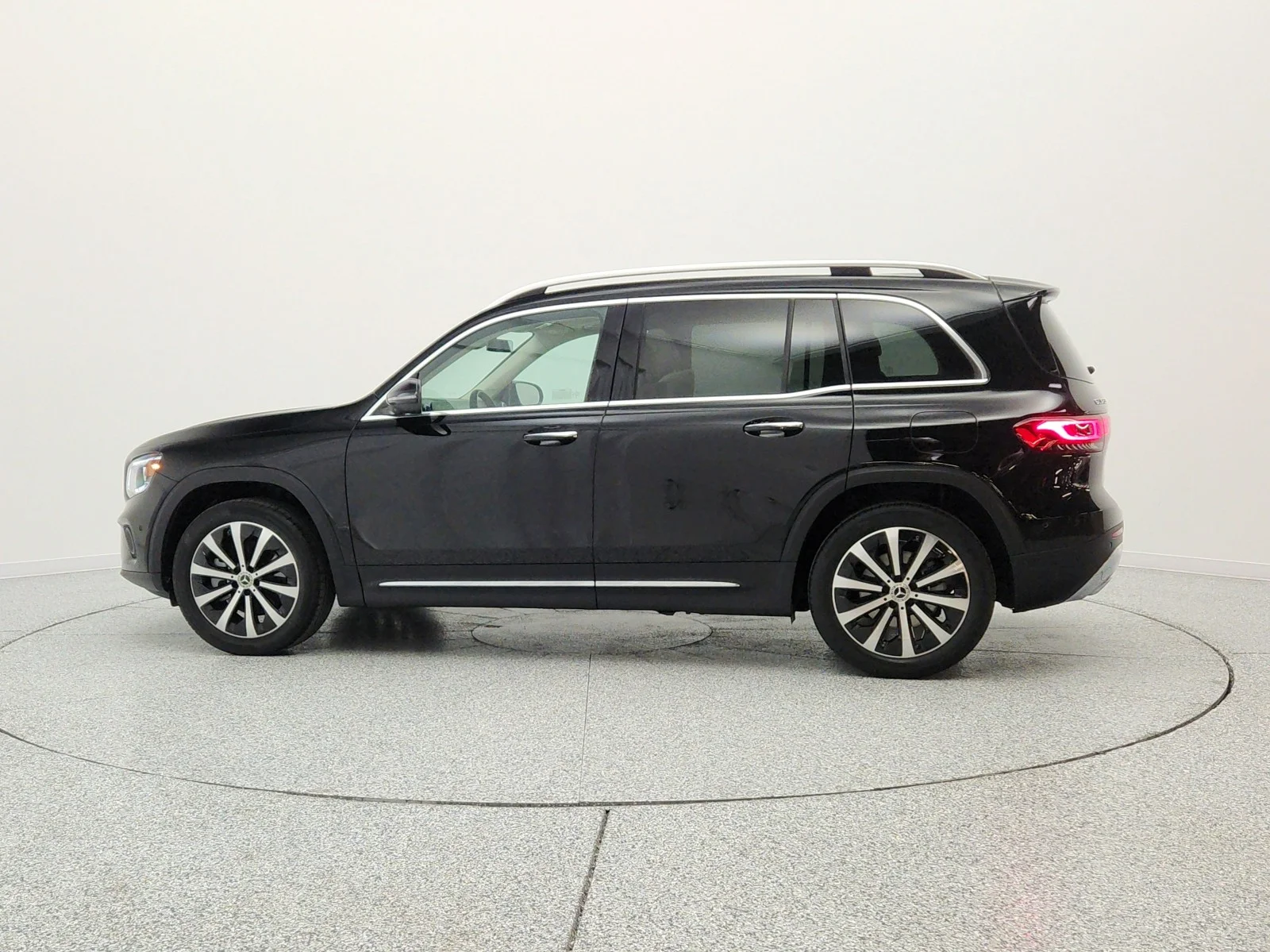 Used 2023 Night Black Mercedes-Benz GLB 250 SUV image 8