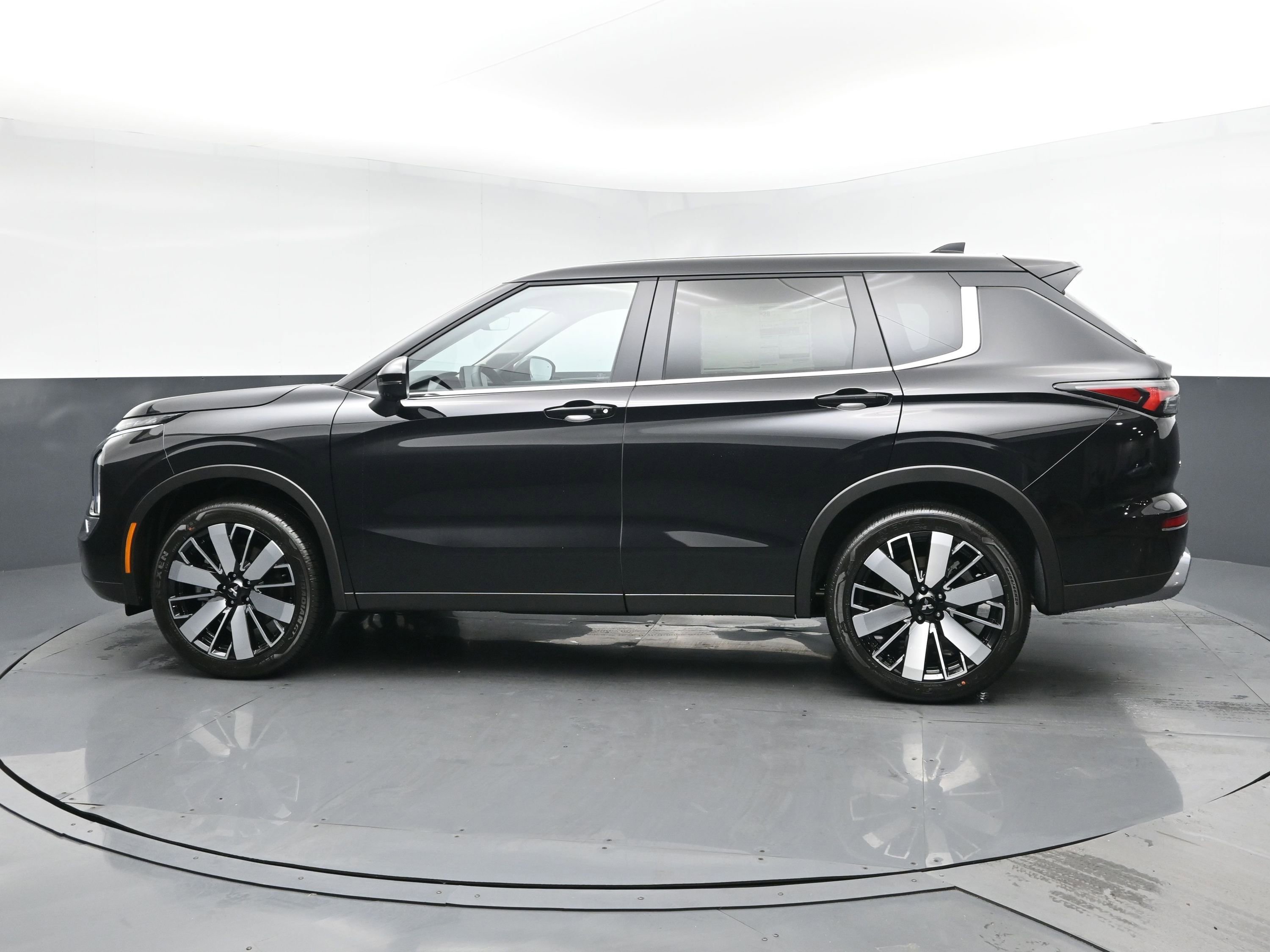 New 2026 Black Diamond Mitsubishi LE image 4