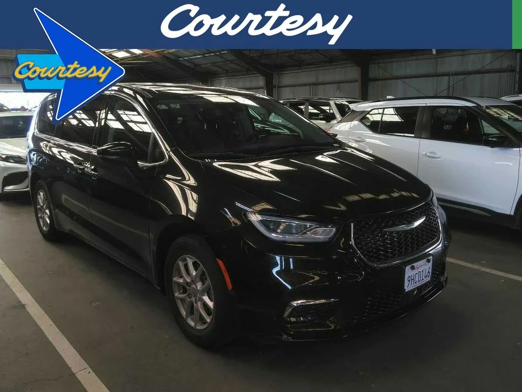 2023 Chrysler Pacifica Touring L's photo