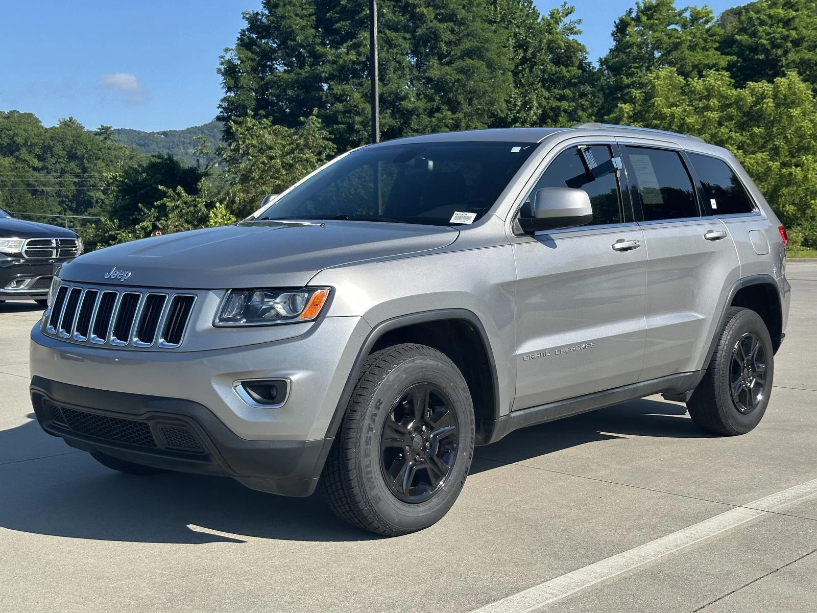 Used 2015 Billet Silver Metallic Clearcoat Jeep Laredo image 3