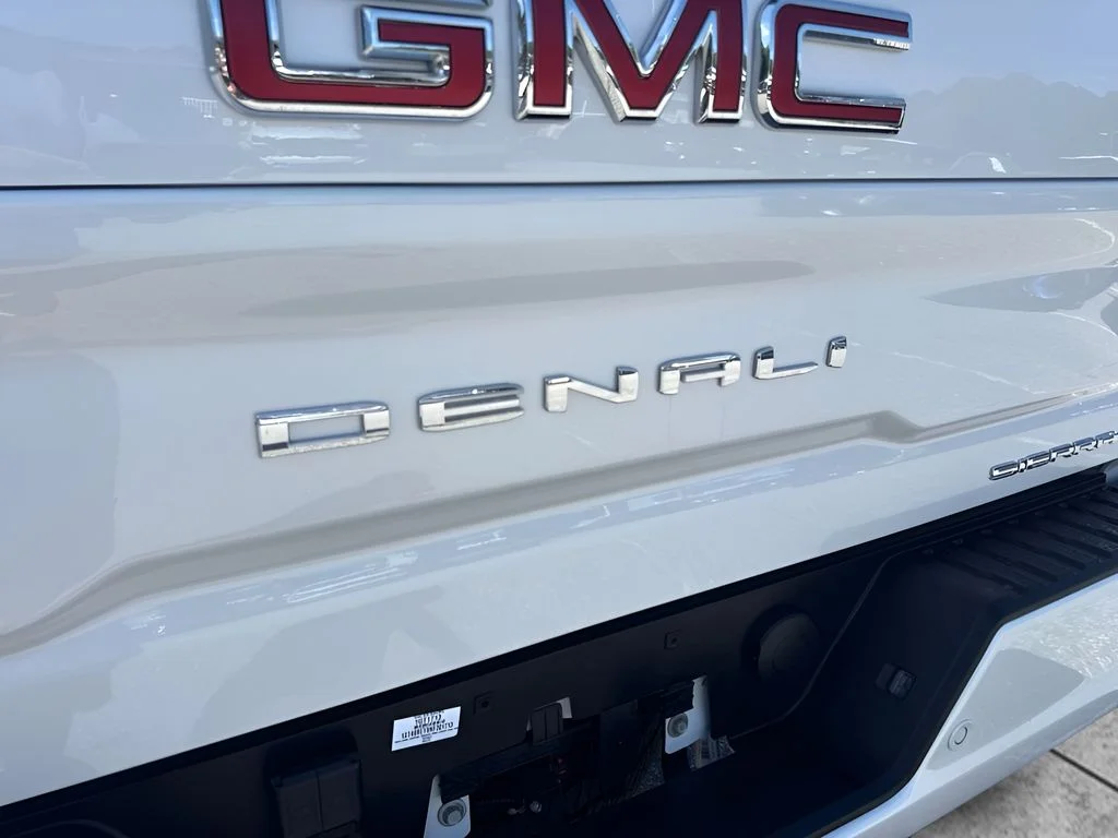 Used 2022 White GMC Denali image 23