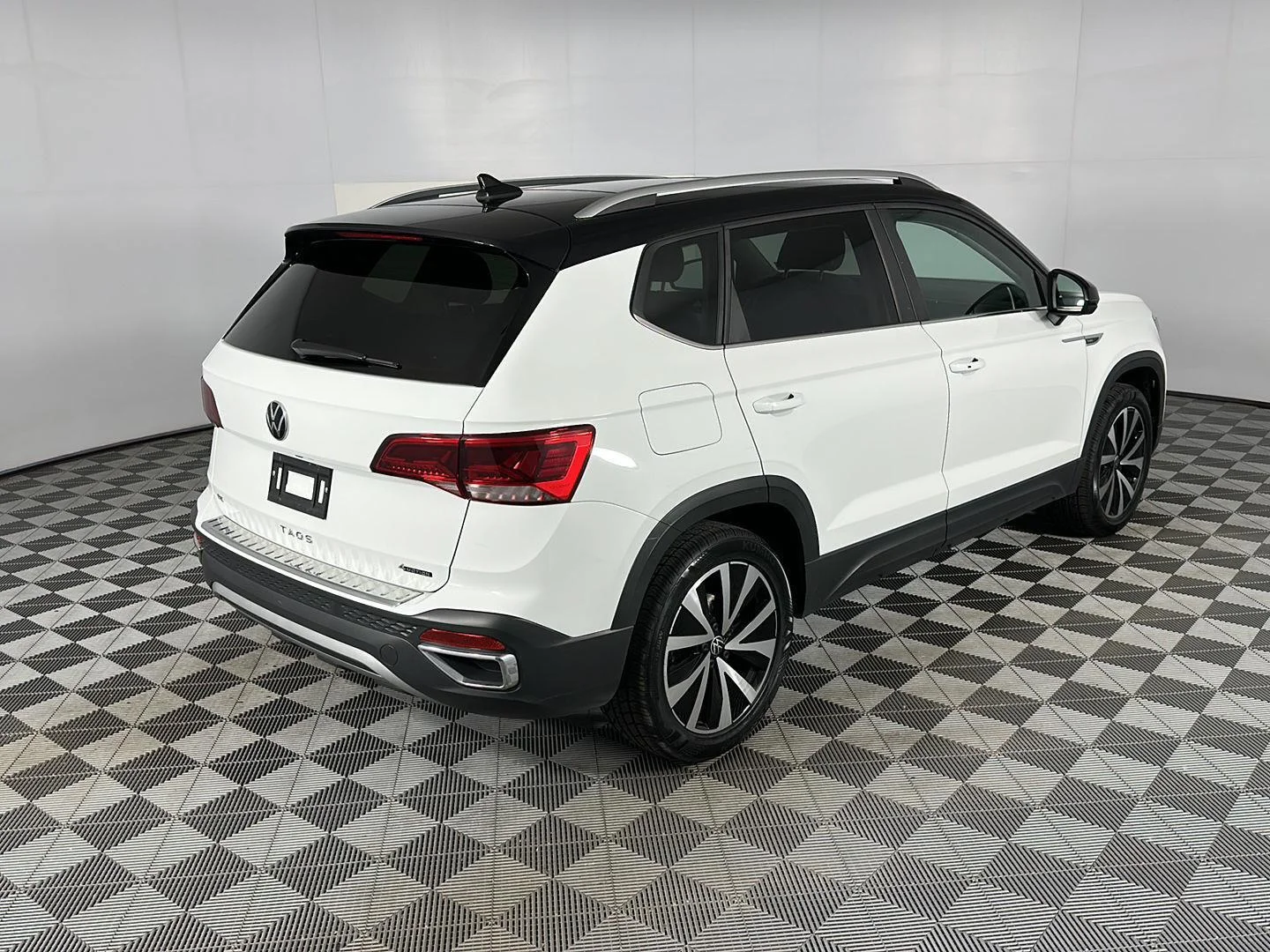 Used 2023 Pure White w/Deep Black Roof Volkswagen SE image 13