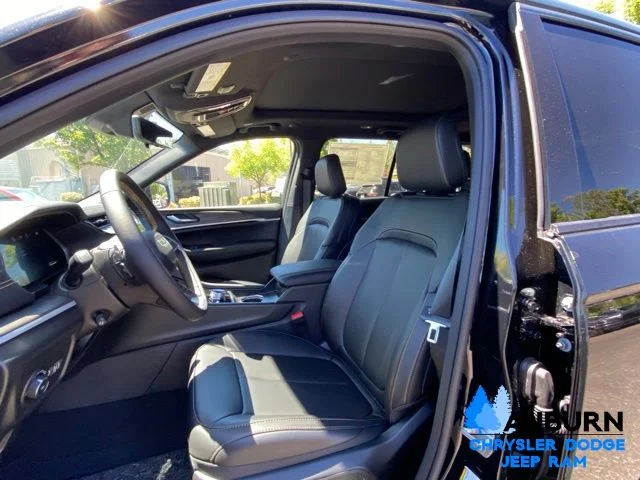 New 2026 Diamond Black Crystal Pearl-Coat Exterior Paint Jeep  image 28