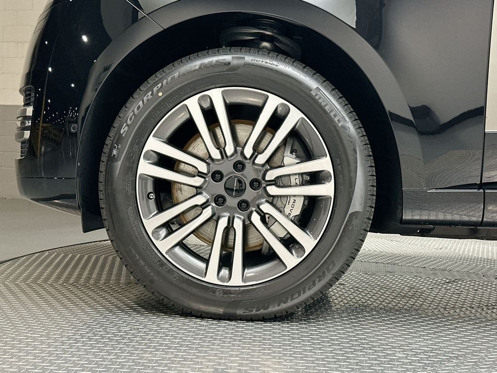New 2026 Santorini Black Land Rover SE image 13