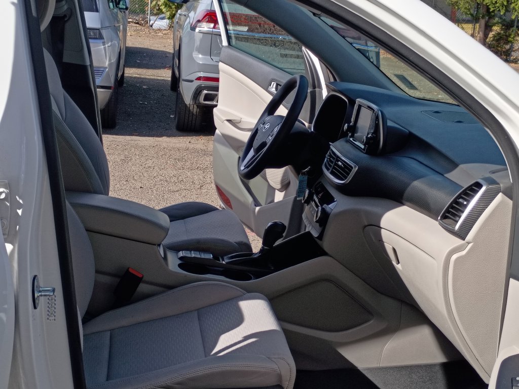 Used 2020 White Hyundai SE image 18