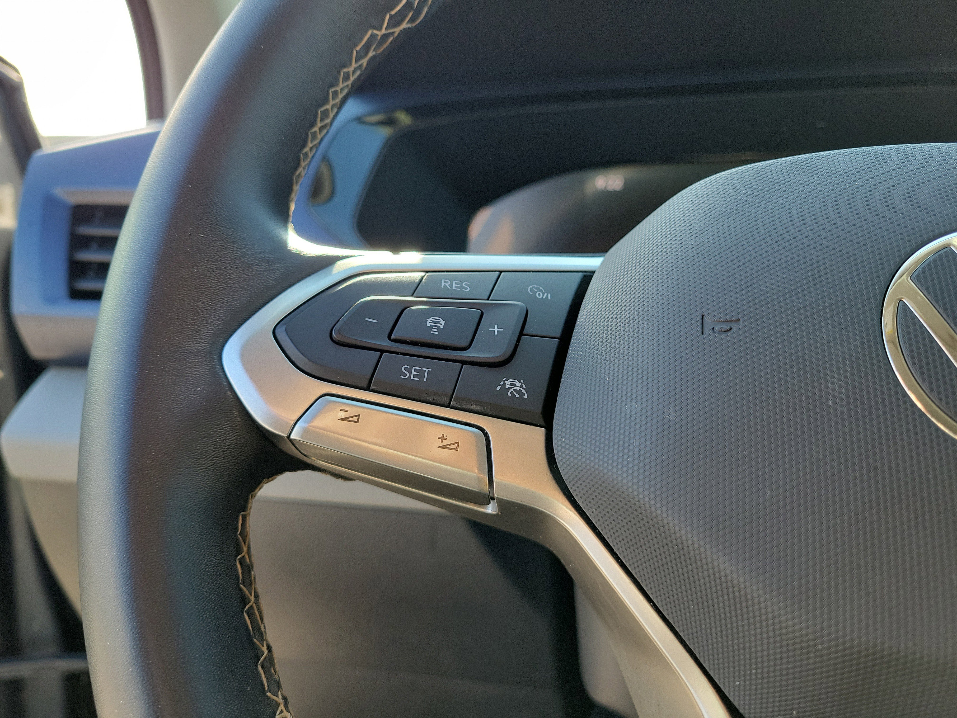Used 2023  Volkswagen SE image 18