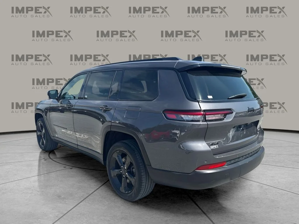 Used 2025 Gray Jeep Limited image 3