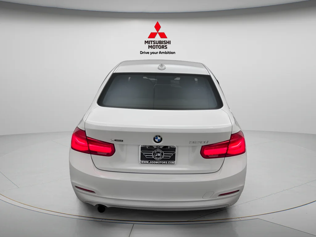 Used 2018 White Metallic BMW 320i xDrive image 5