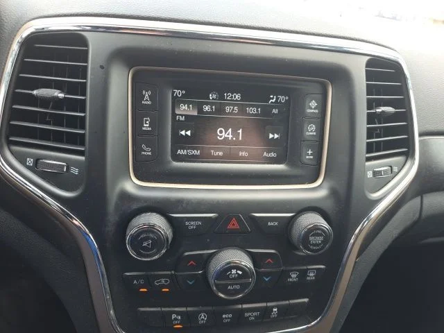Used 2017 Crystal Metallic Jeep Laredo image 19