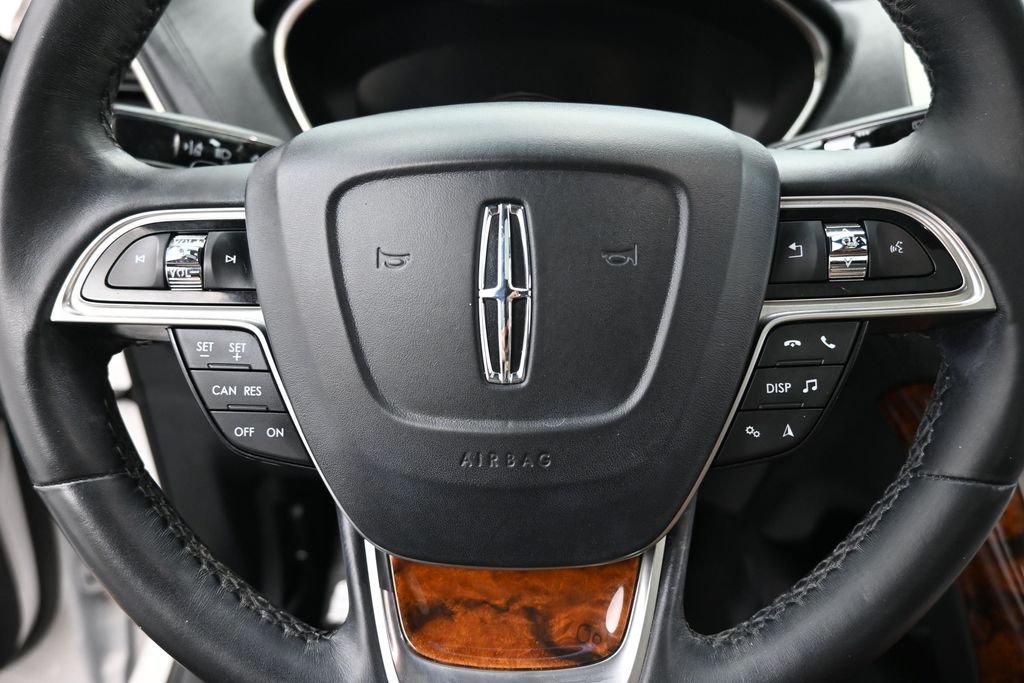 Used 2019 White Platinum Clearcoat Metallic Lincoln Reserve image 13