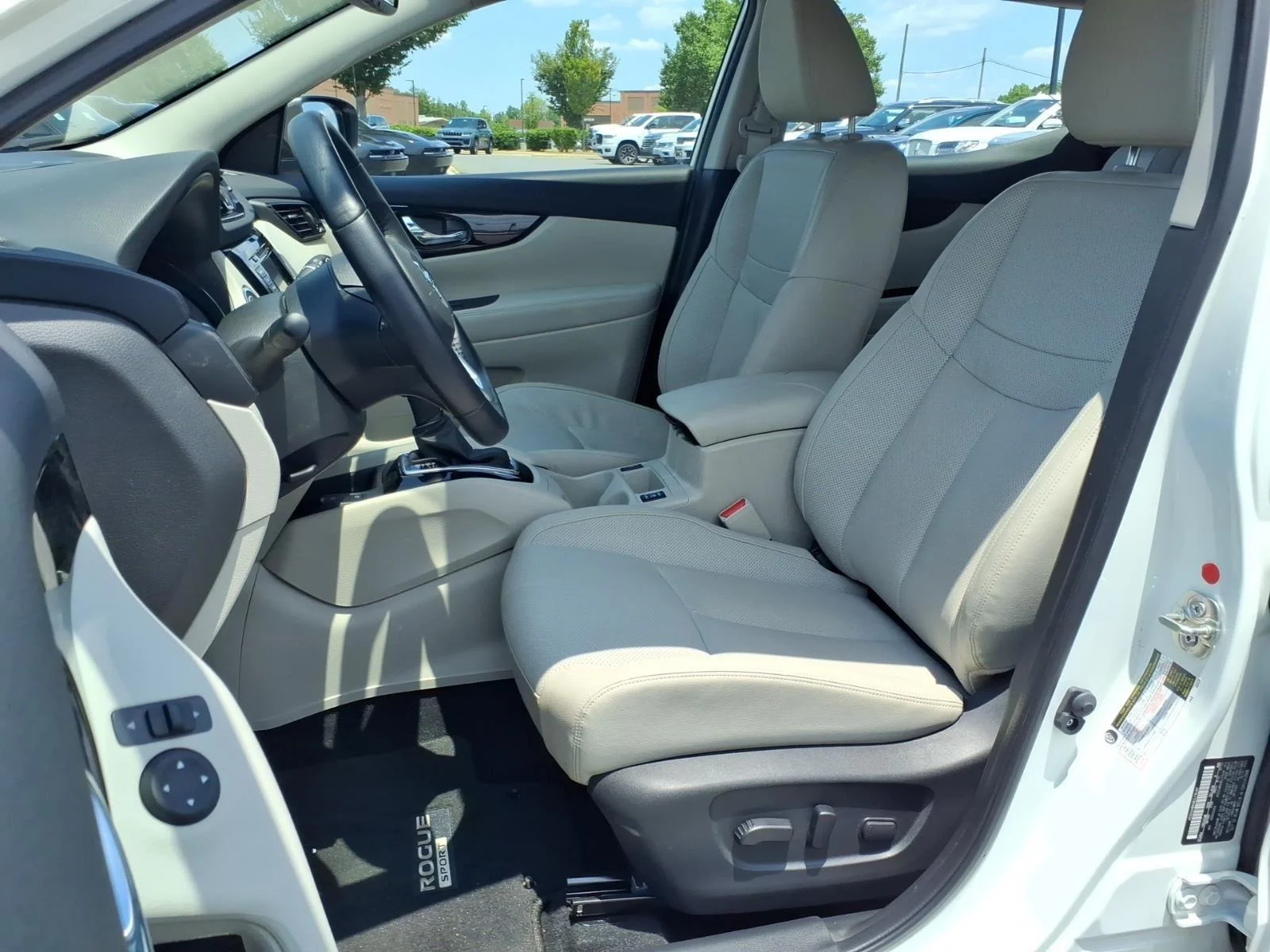 Used 2022 Pearl White Tricoat Nissan SL image 19