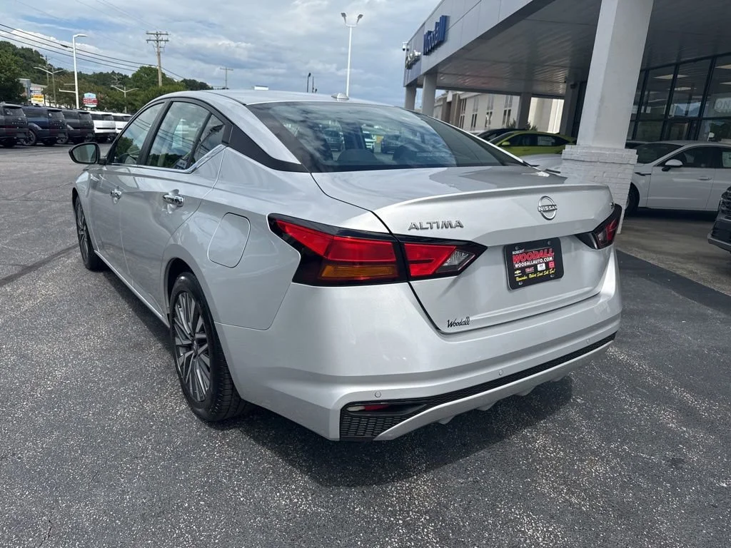 Used 2024 Silver Nissan 2.5 SV image 5