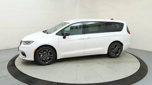 New 2026 Bright White Clear-Coat Exterior Paint Chrysler Select image 5
