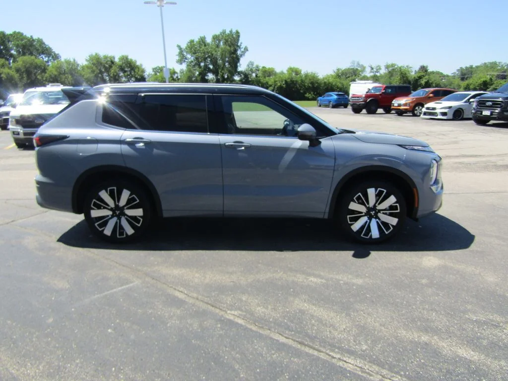 2025 Mitsubishi Outlander SEL - Photo 9