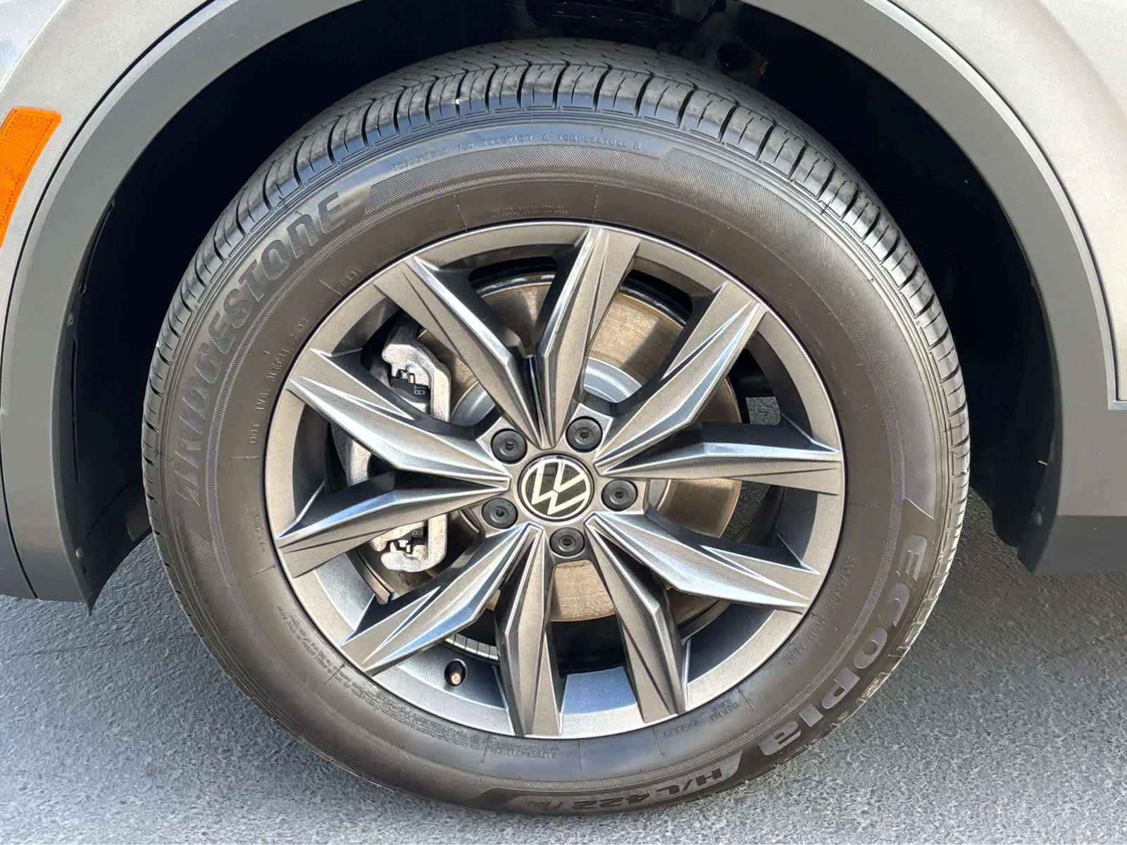 Used 2023 Platinum Gray Metallic Volkswagen SE image 29