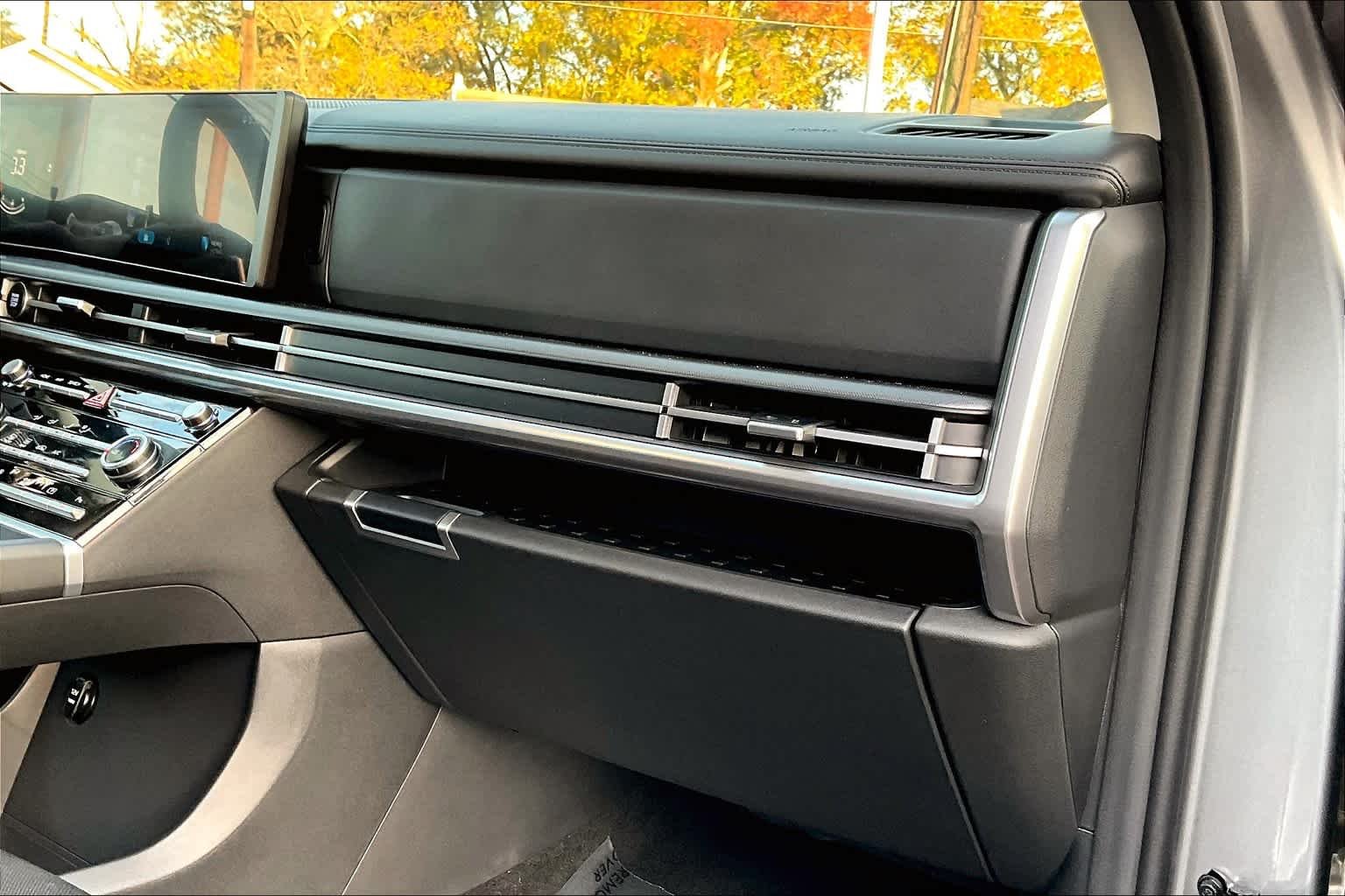 Used 2024 Shimmering Silver Hyundai SE image 18