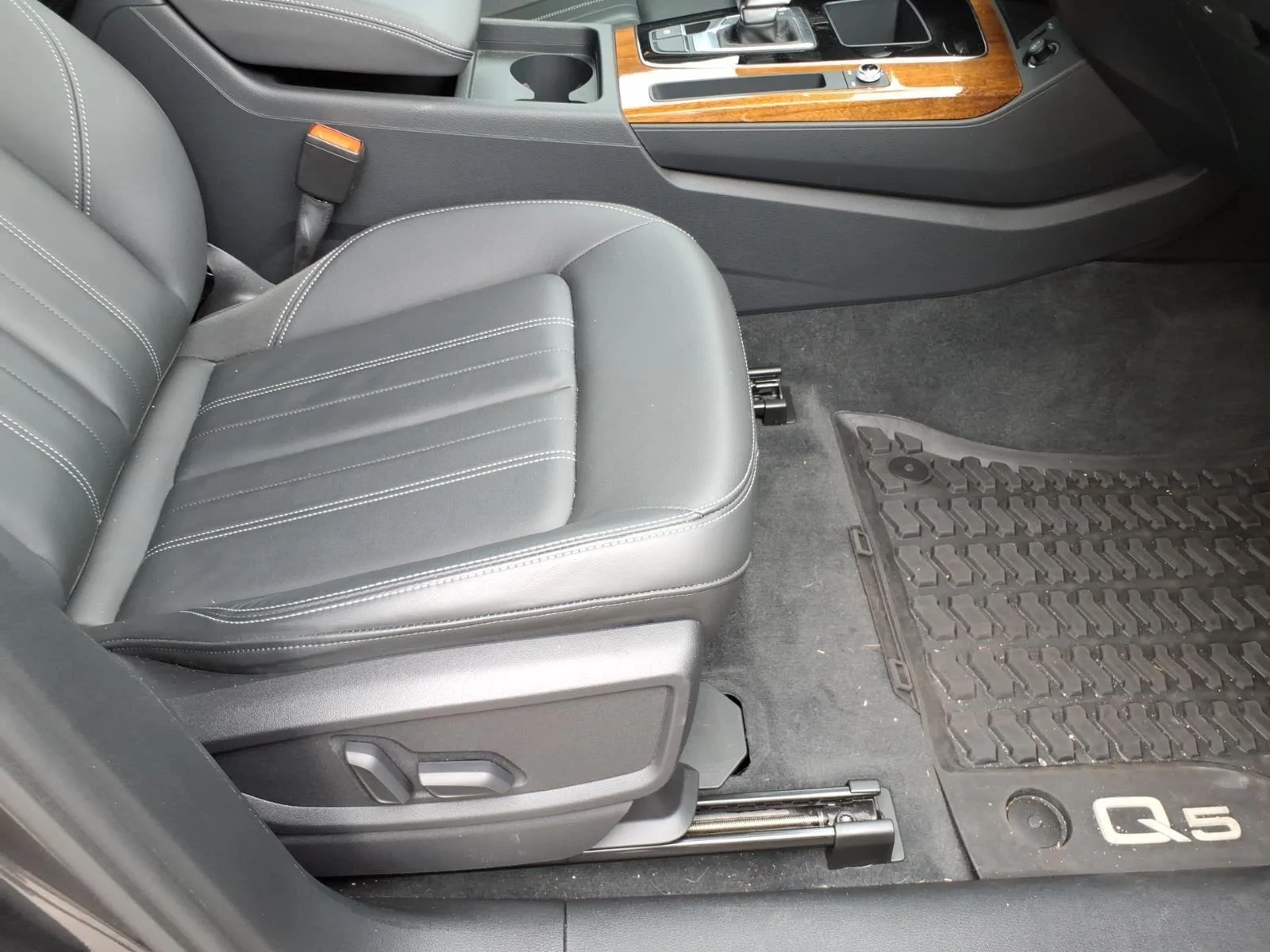 Used 2023 Daytona Gray Pearl Effect Audi S line Premium image 23