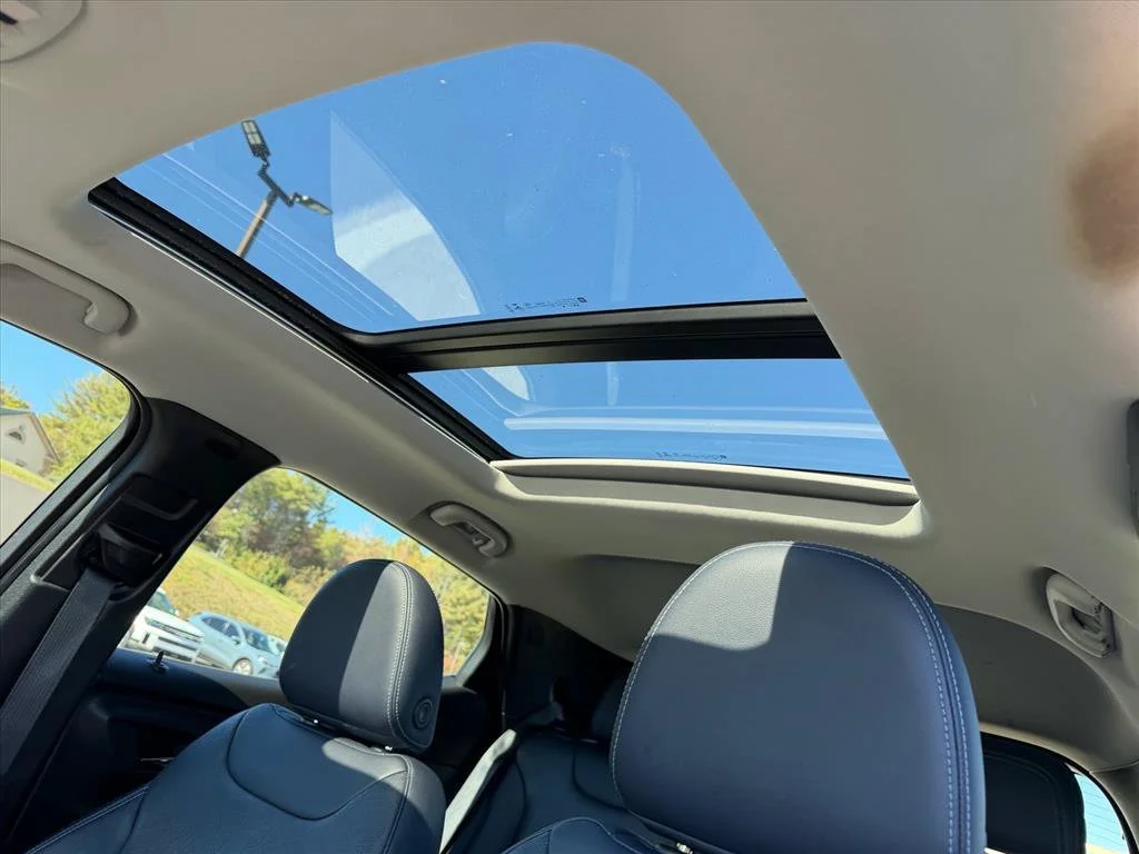 Used 2022 Blue Chevrolet Premier image 17