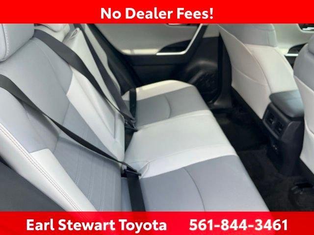 Certified Used 2024 WIND CHILL PEARL Toyota  image 34