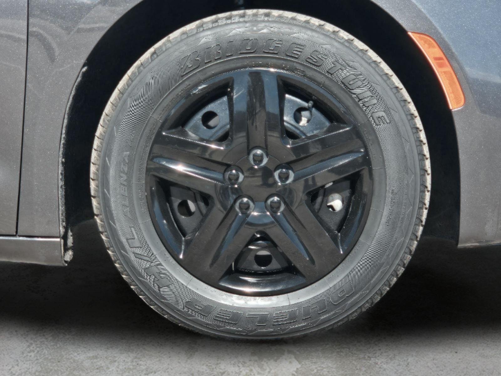 Used 2019 Granite Crystal Metallic Clearcoat Chrysler L image 7