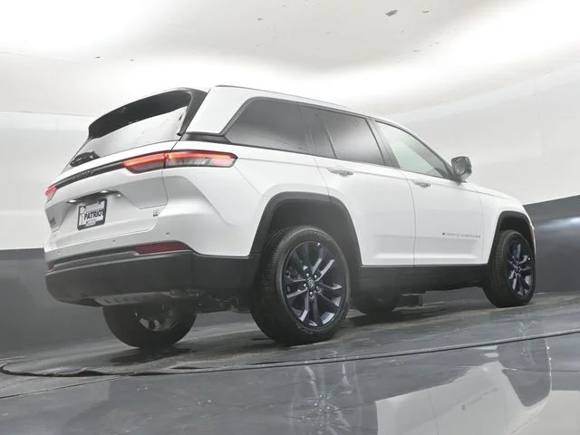 New 2026 Bright White Clear-Coat Exterior Paint Jeep  image 41