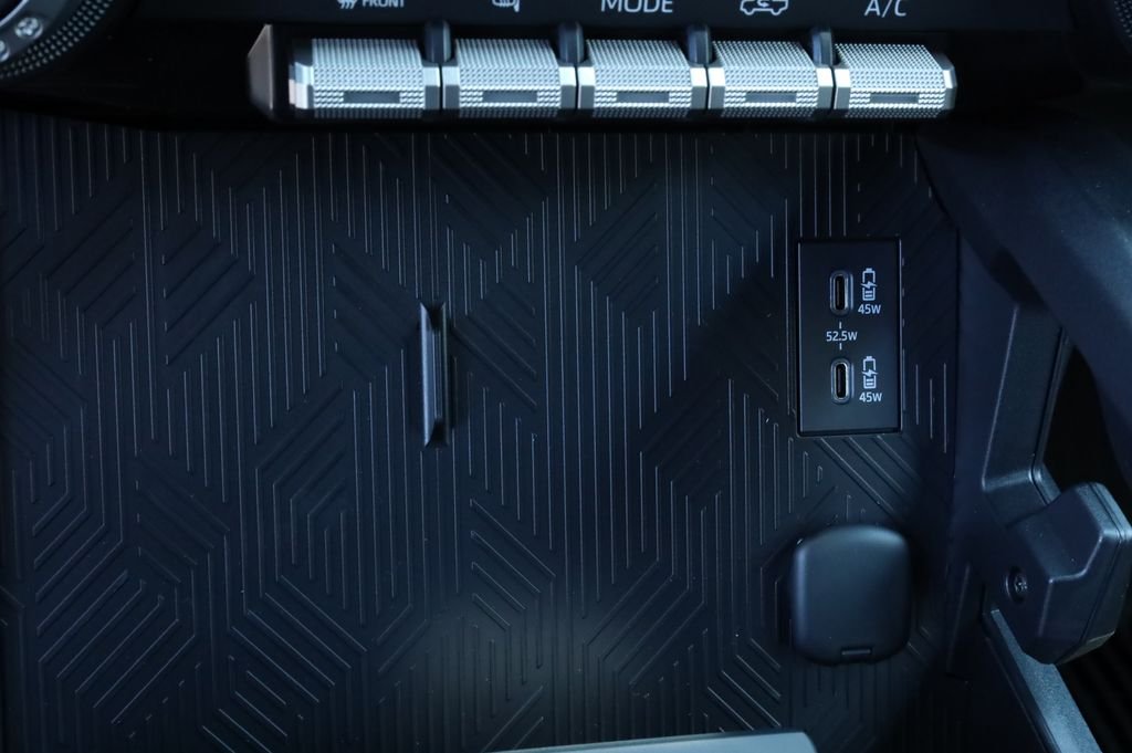 2025 Toyota Tacoma SR5 - Photo 9