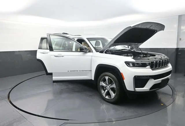 New 2026 Bright White Clear-Coat Exterior Paint Jeep Limited image 30