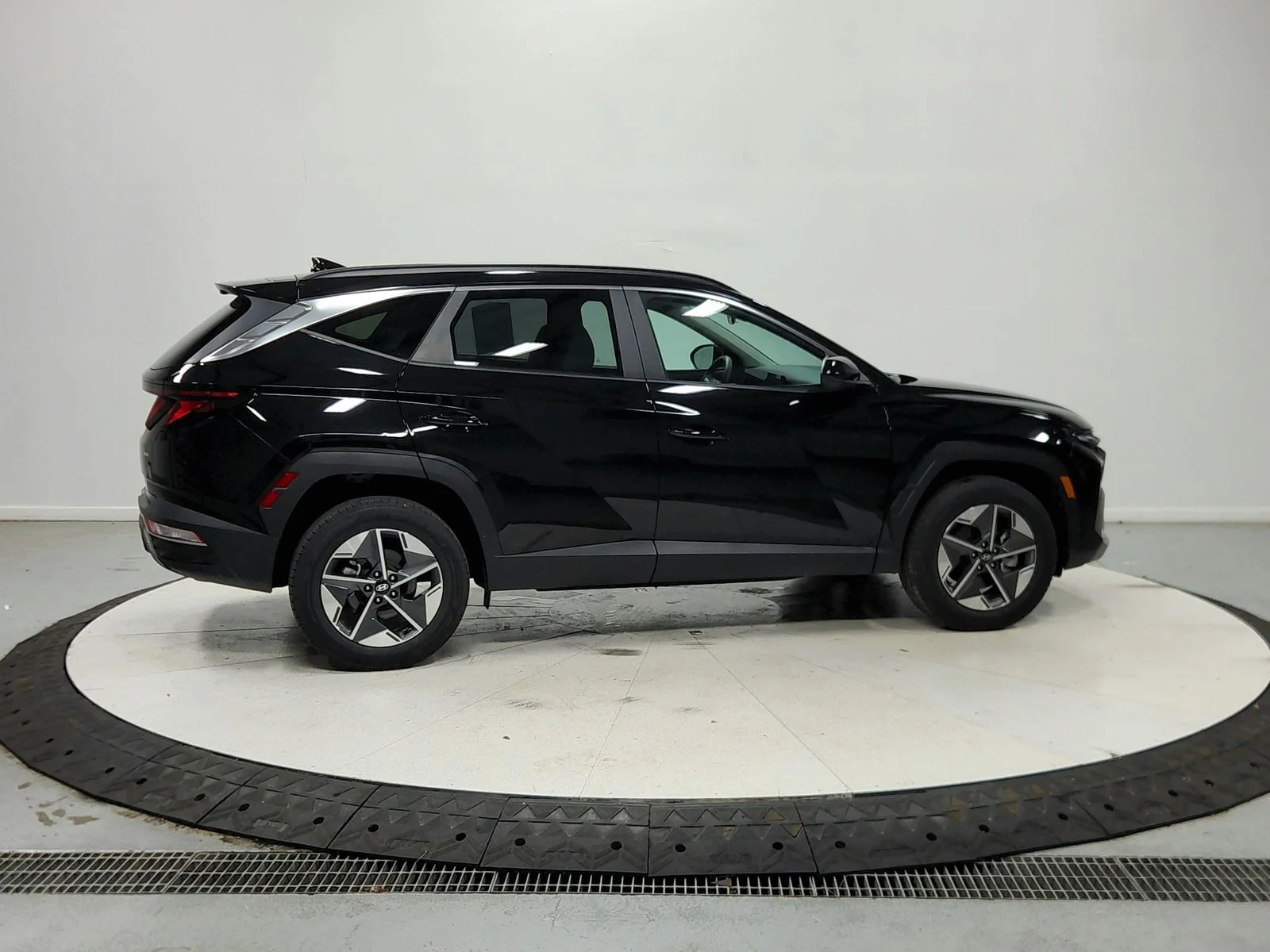 Used 2025 Phantom Black Hyundai SEL image 9