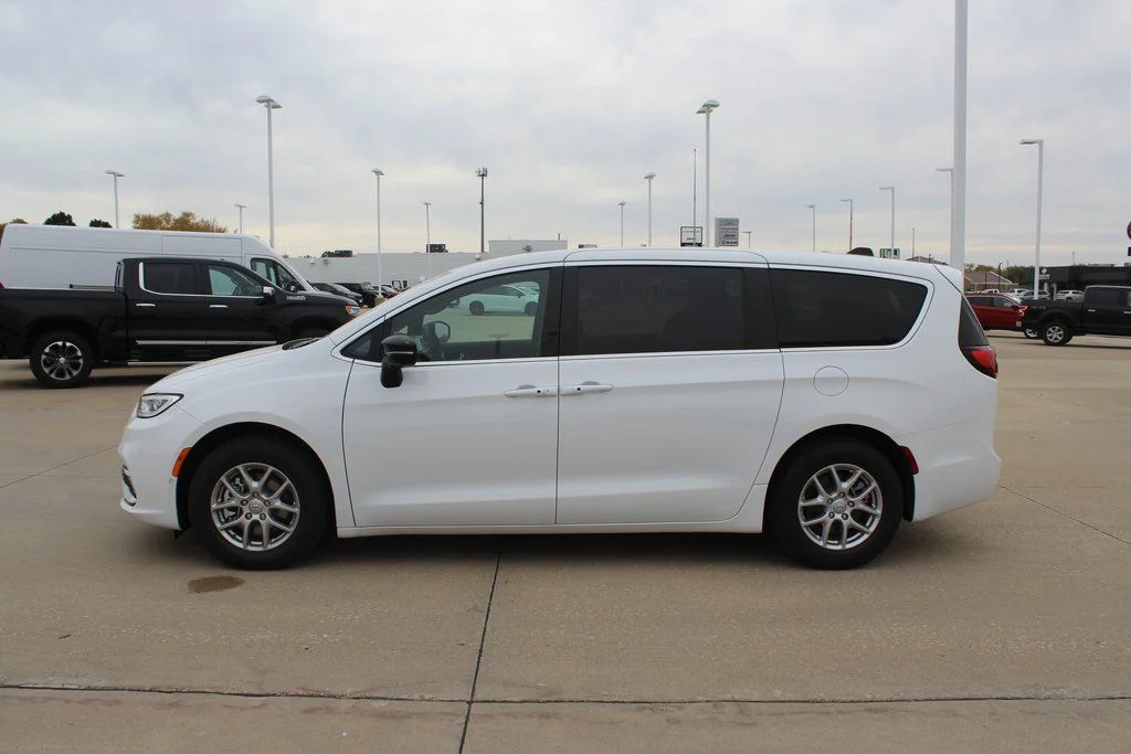 2026 Chrysler Pacifica Select - Photo 6