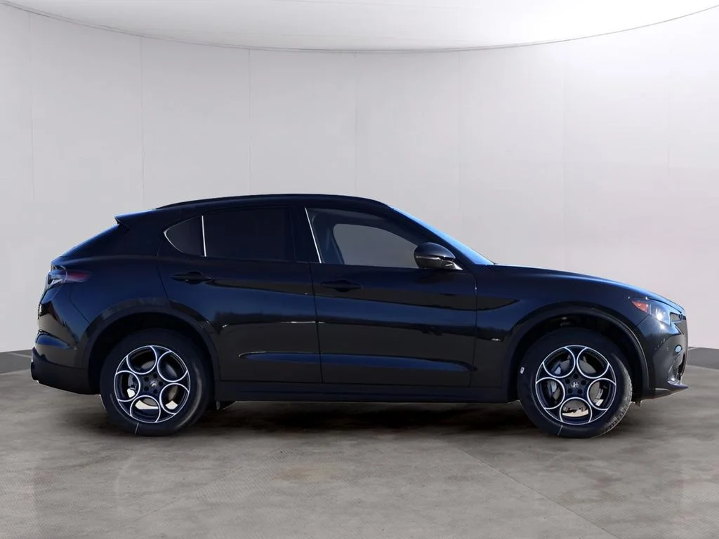 New 2025 Vulcano Black Metallic Alfa Romeo Base image 4