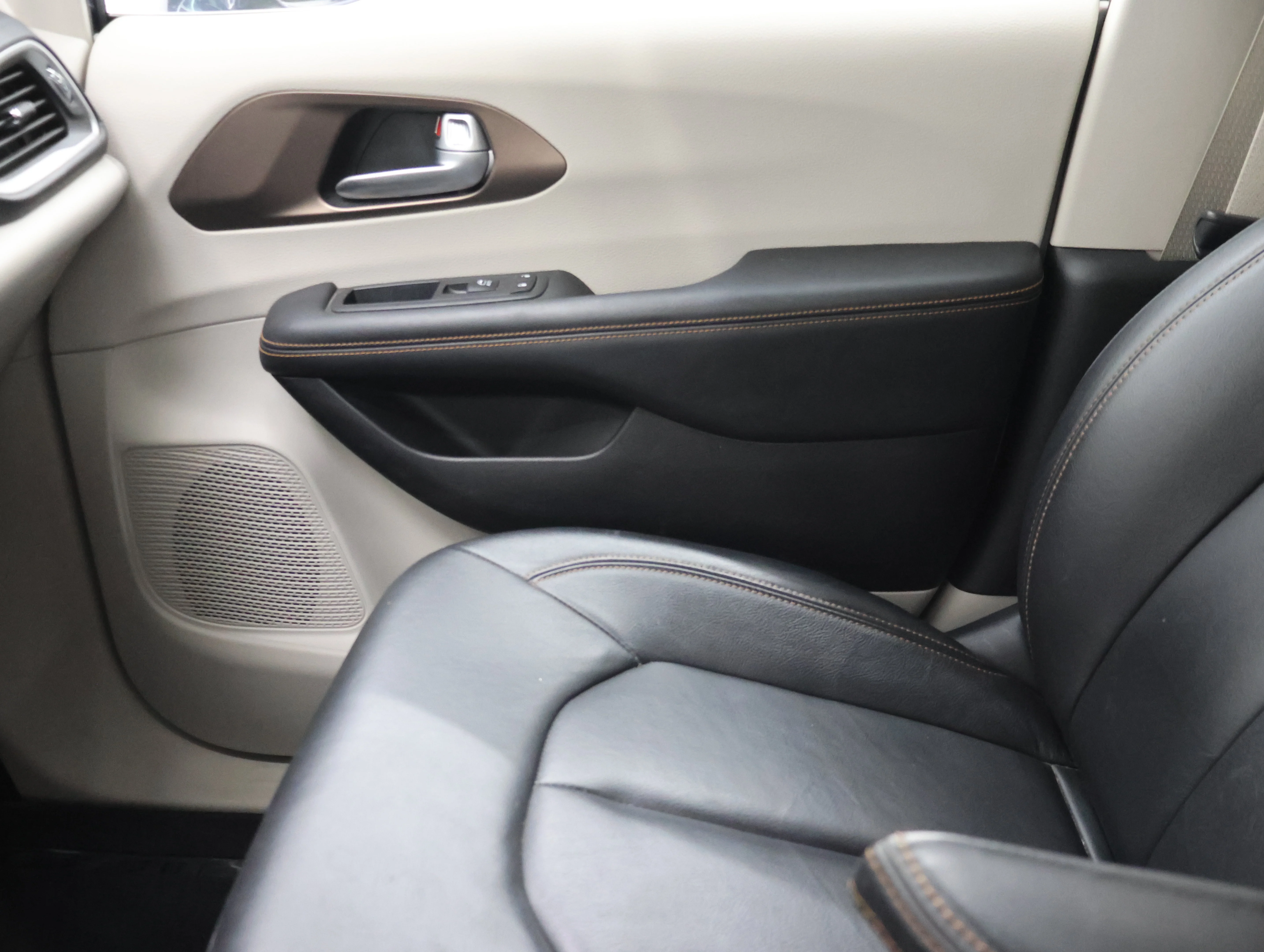 Used 2017 Jazz Blue Pearlcoat Chrysler Touring L image 14