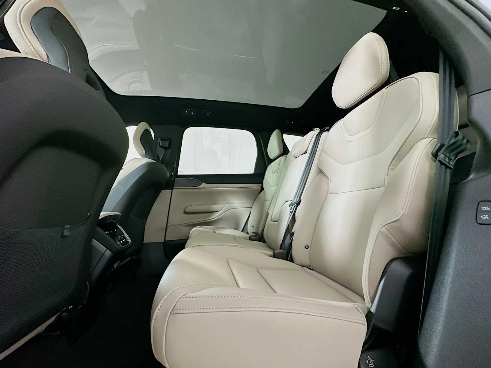 New 2026 Aurora Silver Volvo Plus image 22
