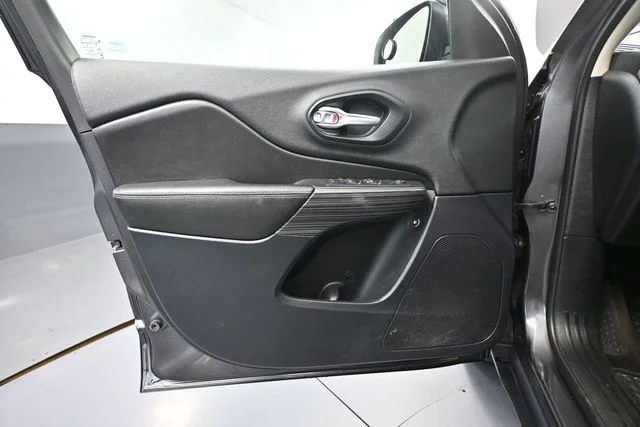 Used 2016 Gray Jeep Latitude image 18