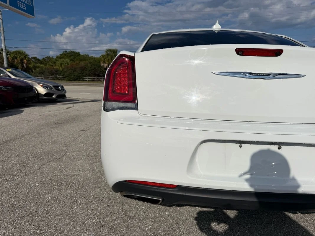 Used 2019  Chrysler Touring image 6