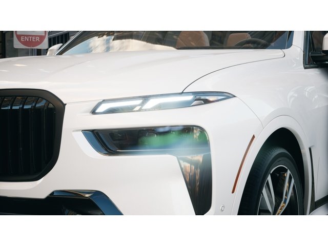 New 2027 Mineral White Metallic BMW X7 40i image 6