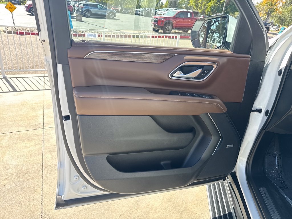 Used 2022 IRIDESCENT PEARL TRICOAT Chevrolet High Country image 15