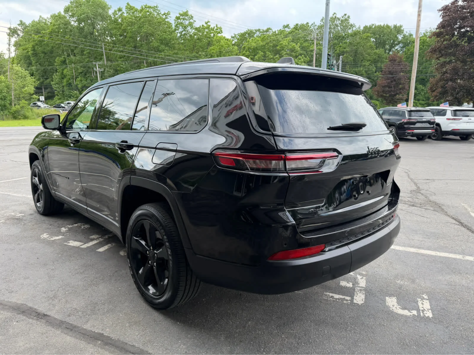 Used 2023 Diamond Black Crystal Pearlcoat Jeep Altitude image 5