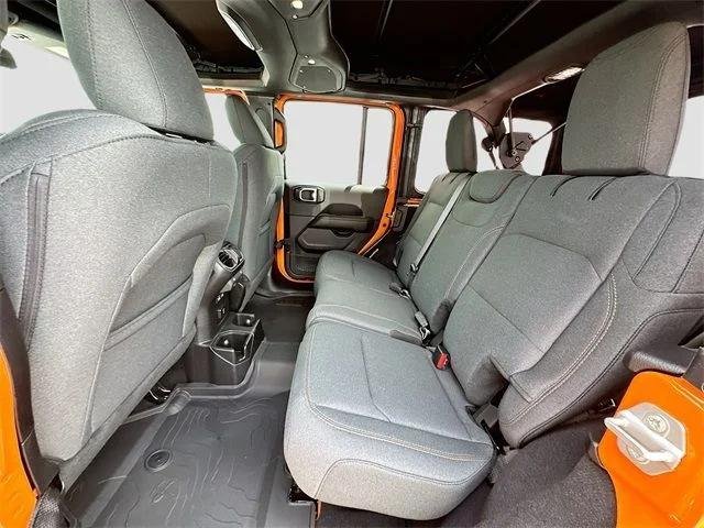 2025 Jeep Wrangler 4-Door Sahara - Photo 16
