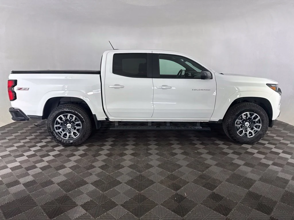 Used 2025 White Chevrolet Z71 image 4