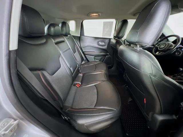 Used 2019 Silver Jeep Trailhawk image 38