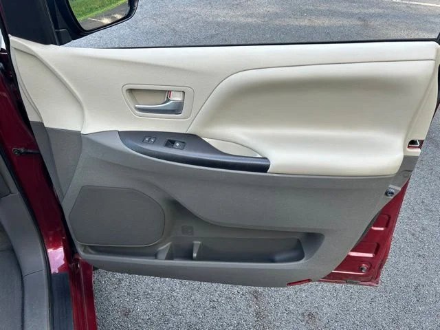 Used 2015 Red Toyota LE image 29